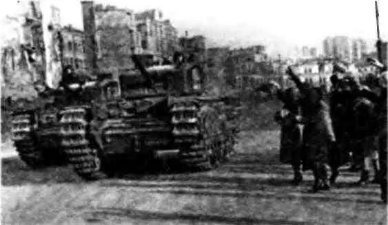 Киевляне приветствуют освободителей танки MKIV Черчилль III 48го - фото 67