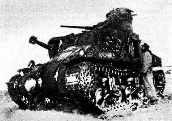 Немецкий солдат осматривает подбитый советский танк МЗс Зима 194344 г - фото 90
