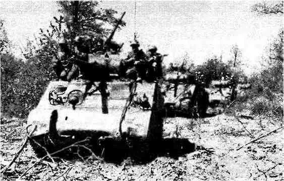 Колонна танков М4А2 с десантом на броне 1943 год Несмотря на плавный ход - фото 100