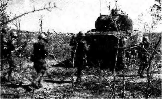 Танк М4А2 поддерживает атаку пехоты 2й Украинский фронт 1944 год Первыми - фото 102
