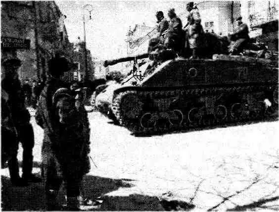 Танки М4А2 проходят через румынский город Батошаны Апрель 1944 года Жители - фото 103