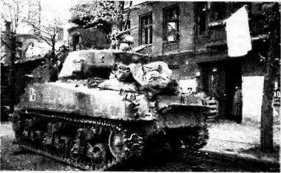 На улице Берлина Шерман 219й танковой бригады 1го механизированного - фото 111