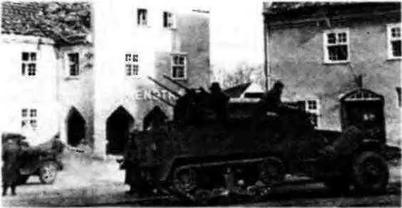 Зенитная самоходная установка М17 на улице немецкого города Март 1945 года - фото 138