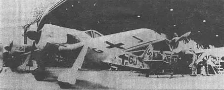 Первые штурмовики Fw 190F1 покидают цеха фирмы AGO Конец 1942 г Всего было - фото 113