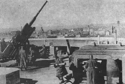 Немецкое зенитное орудие ведет огонь по самолетам союзников В 1944 г в - фото 48