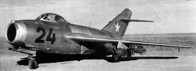 Истребительбомбардировщик МиГ15бис В январе 1957 года новым Главкомом ВВС - фото 38