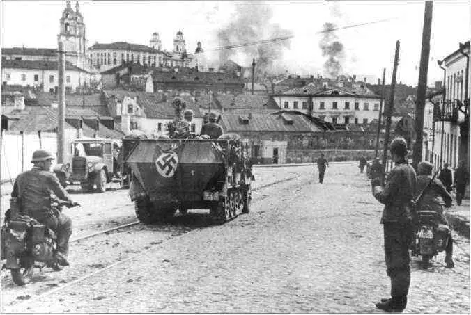 Две фотографии сделаны в Минске в начале июли 1441 г на одной и той же улице с - фото 6