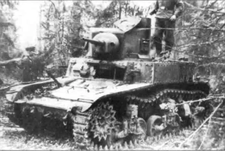 Немецкий солдат осматривает подбитый лёгкий танк M3 Стюарт Западный фронт - фото 25