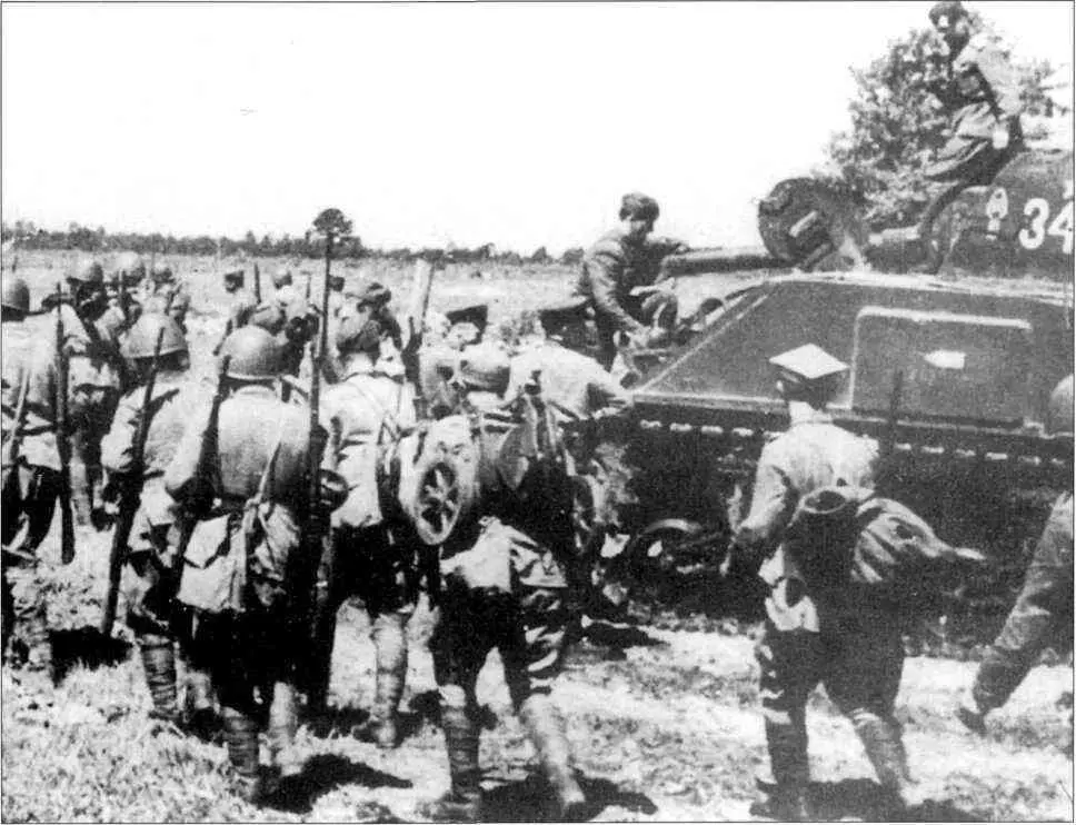 М4А2 Шерман 2я танковая армия район Люблина июль 1944 года Колонна - фото 35