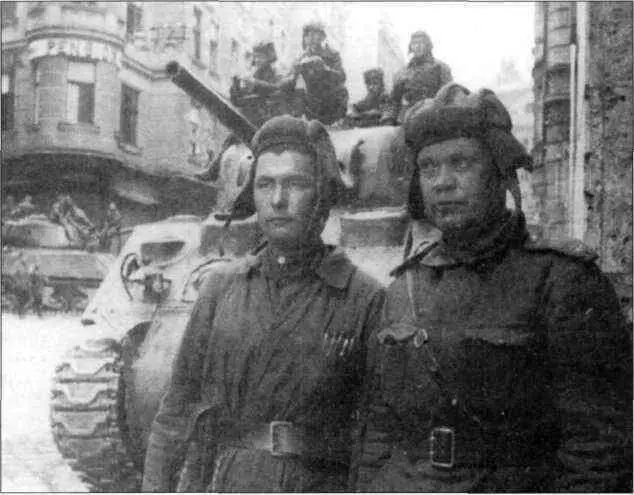 Лейтенант И Г Дронов и сержант Н Идрисов на фоне Шерман 1й гвардейский - фото 37