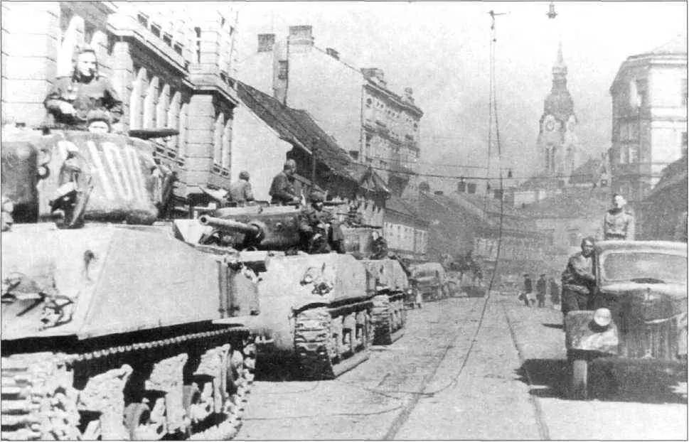 Танки М4А276 Шерман 2й Украинский фронт Берлин май 1945 года - фото 41