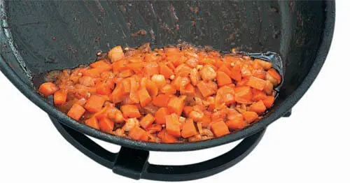 Вернемся к фаршу Положим на сковороду порезанное небольшими кусками сало и - фото 183