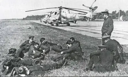 В перерыве между полетами Торжок 1980е гг Борис Алексеевич Воробьев - фото 3