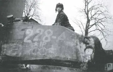 Танкист на башне своего танка М4А2 с номером 228А Танк М4А2 Шерман с - фото 20
