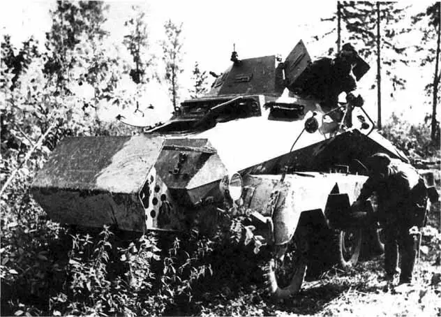 Танкисты изучают захваченный в полной исправности бронеавтомобиль SdKfz 231 - фото 40