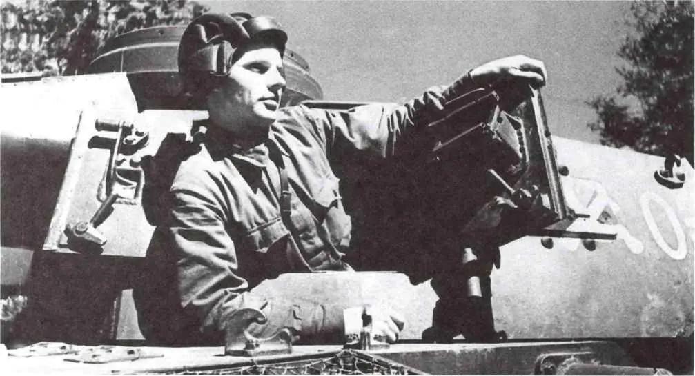 Командир танка Pz III из состава 107го отдельного танкового батальона Н - фото 42