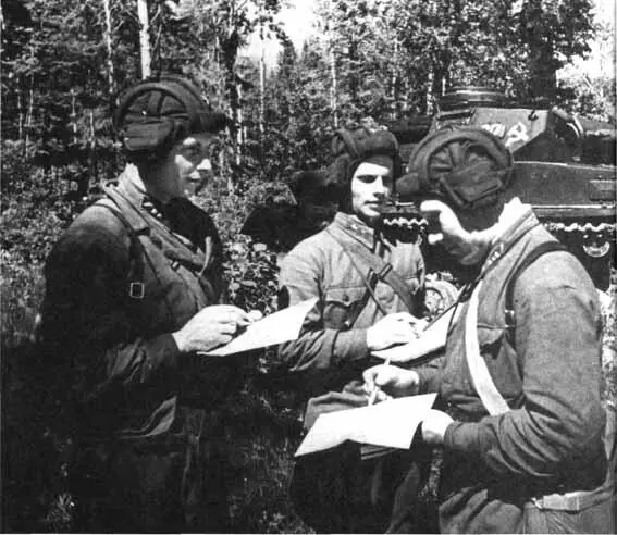 Командиры танков 107го отдельного танкового батальона уточняют боевую задачу - фото 43