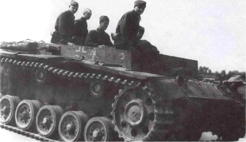 Трофейный танк Pz III без башни захваченный в районе города Н своим ходом - фото 47