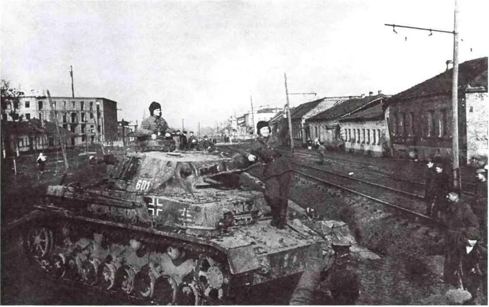 Встреча танкистов на трофейном Pz IV на улице Владикавказа Весна 1942 года - фото 54