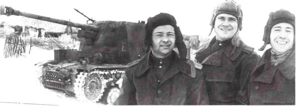 Экипаж трофейной самоходки Marder II слева направо командир старший - фото 69