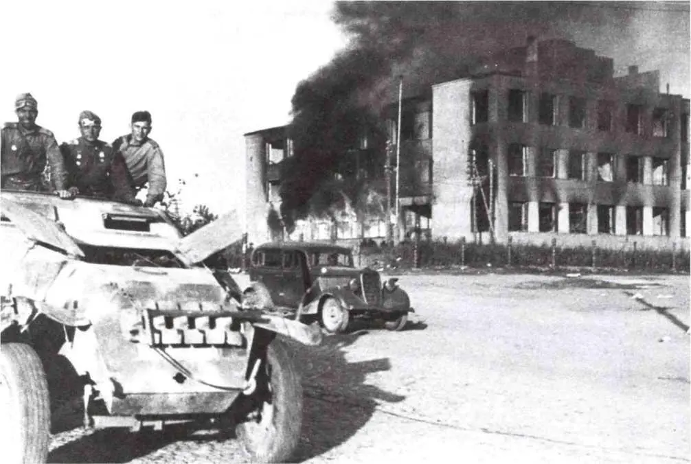 Солдаты Красной Армии на трофейном бронетранспортере SdKfz251 вступают в - фото 73