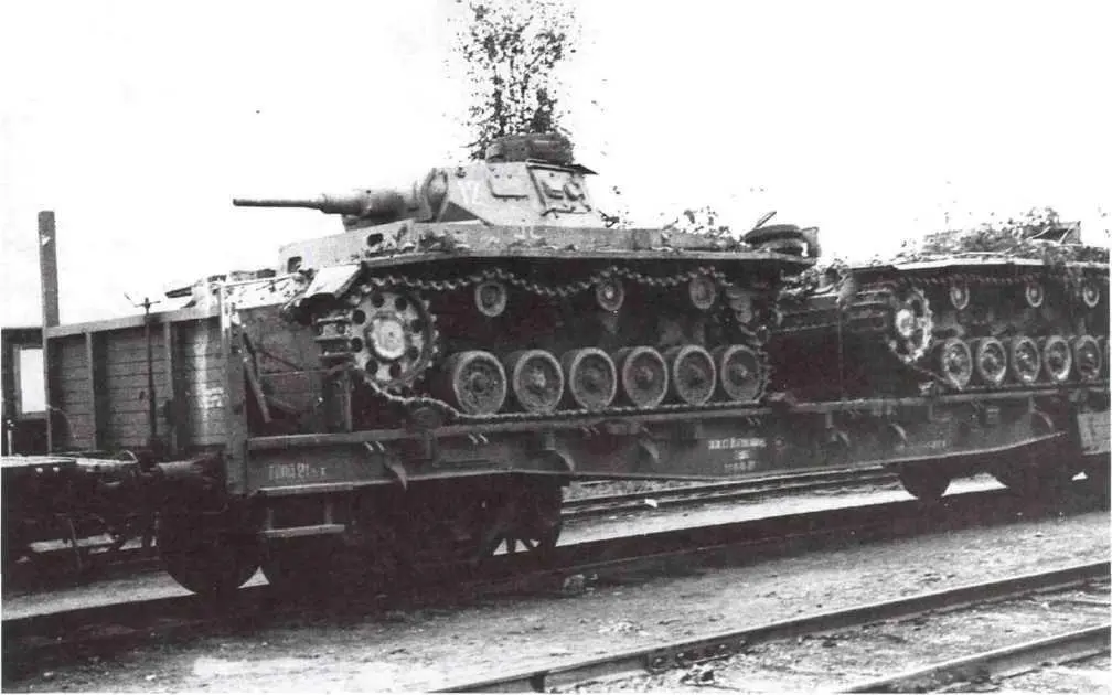 Эшелон с трофейными танками Pz III направляется на завод 37 для переделки их - фото 90