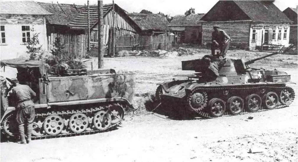 Бойцы Красной Армии за изучением венгерского танка Толди 18я армия август - фото 104