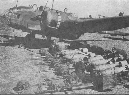 Подготовка к боевому вылету Хэмпдена I из состава 49й эскадрильи июль 1940 - фото 89