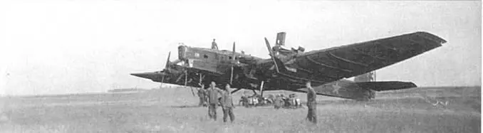 Немецкие солдаты осматривают ТБ3 август 1941 г Следующий шаг последовал в - фото 132