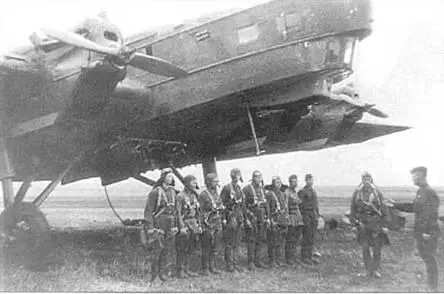 Инструктаж перед вылетом 250й ТБАП апдд лето 1942 г ТБ3РН в камуфляже - фото 141