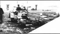 Специальная тележка подводится под севший Me 163 Тележку ведёт тягач типа - фото 57