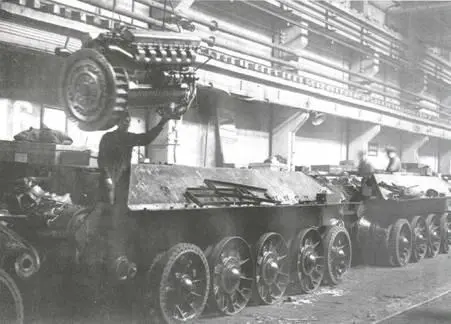 Сборочный конвейер танков Т34 на Уральском танковом заводе Были установлены - фото 11