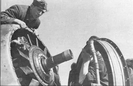 С капота Fw 190 снят маслорадиатор с легкой бронировкой Обратите внимание на - фото 59