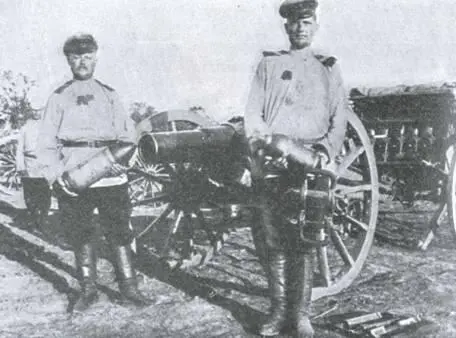 Вверху граната и шрапнель у солдата справа к 6дм полевой мортире обр 1885 - фото 1
