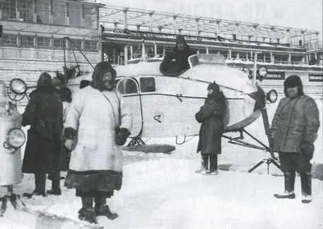 Известный полярник РЛ Самойлович на фоне аэросаней Пермский авиатехник - фото 32
