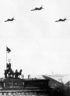 МиГи во время штурмовки Конгрессхалле Берлин 1965 г Передаю на КП Иду - фото 65