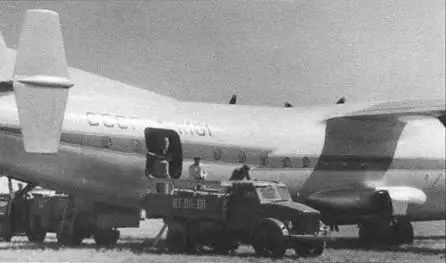 Во время эксплуатационных испытаний на Ан10 возили грузы Пассажиры первого - фото 44