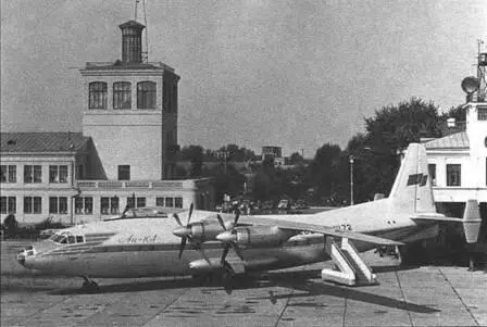 Ан10A из состава 86го авиаотряда на перроне аэропорта Жуляны Ан10 - фото 47