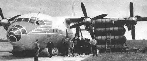 Совершившего посадку на брюхо Ан10 поднимают с помощью пневмодомкратов - фото 55