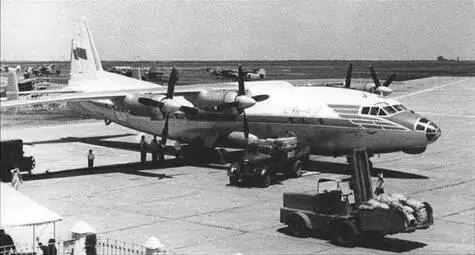 Ан10A разгружается в киевском аэропорту Жуляны вверху Курортники прибыли на - фото 56