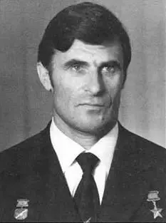 ЮВ Курлин 1970е гг Он высок строен нетороплив и внимателен В год - фото 103