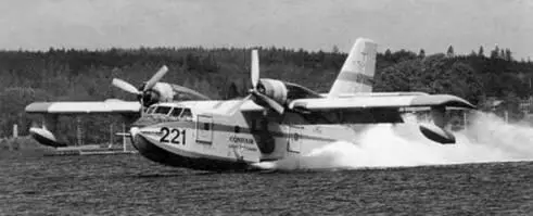 Канадская амфибия CL215 набирает воду на глиссировании В целом практика борьбы - фото 77