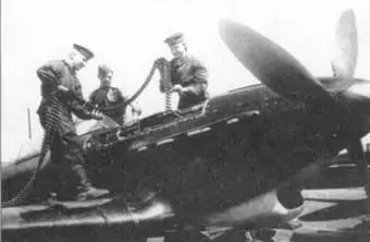 Балтийцы готовят к вылету Як 7 Техник из JG 54 позирует у FW190 Замена - фото 108