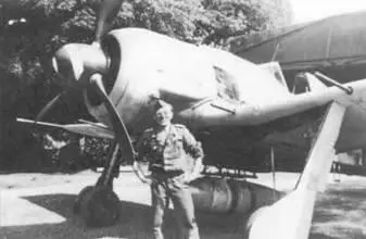 Техник из JG 54 позирует у FW190 Замена двигателя на Ил2 С середины июня - фото 109