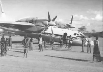 Ан32 подломивший переднюю ногу на грунтовом аэродроме в Руанде Июнь 2001 - фото 68