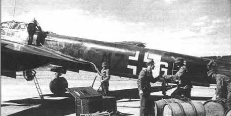 Заправка немецкого разведчика Ju 88 на финском аэродроме ХельсинкиМалми Июнь - фото 85