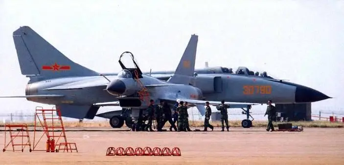 J10 на фоне истребителябомбардировщика JH7 ИЛ2 ЗА КАДРОМ БОЯ Олег - фото 54