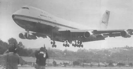 Взлет первого 747го Для серийного производства суперлайнеров требовался новый - фото 76