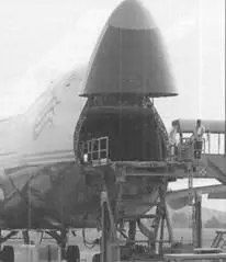 Носовая откидная часть на грузовом Боинге747S Самолеты 747SP участвовали в - фото 83