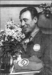 Летчик ЦАК ФИ Белушкин после рекордного полета на вертолете Ми1 Начав свою - фото 60